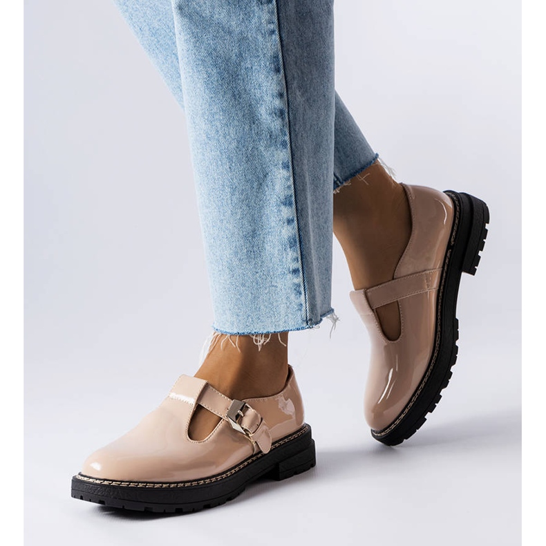 PA1 Beigelackade skor från Vaden 1