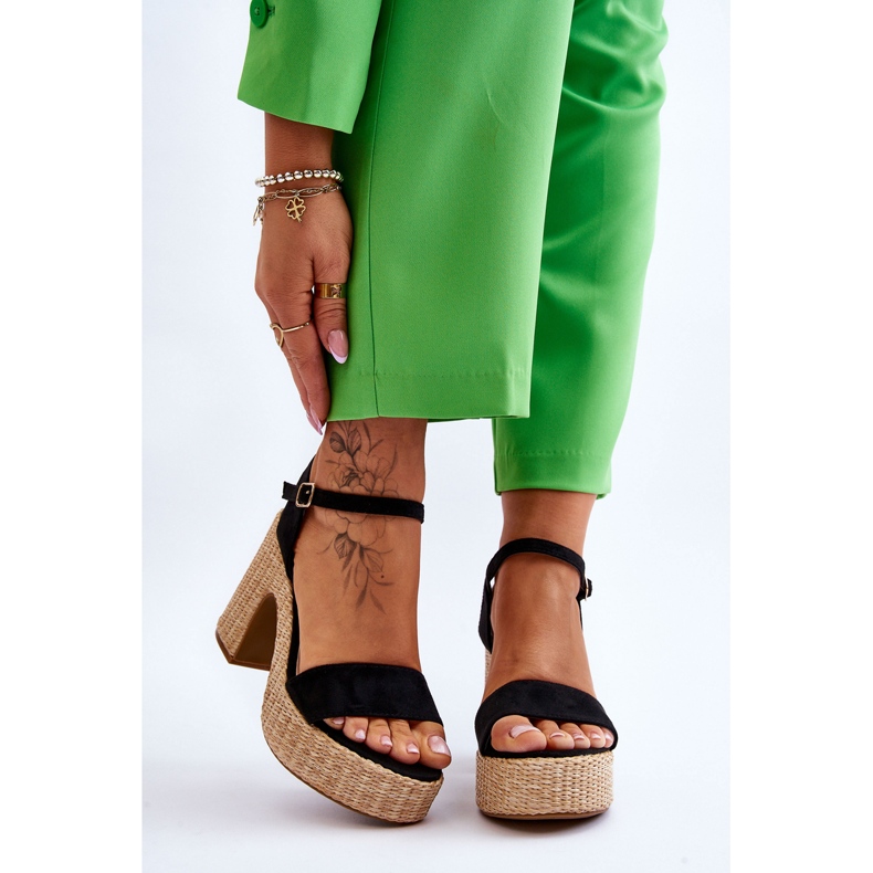 FI1 Bekväma mockasandaler på en massiv svart Elishia-stång 1