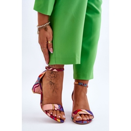 FB1 Lila och rosa Quincy-mönstrade sandaler i satin med låg klack violett 1