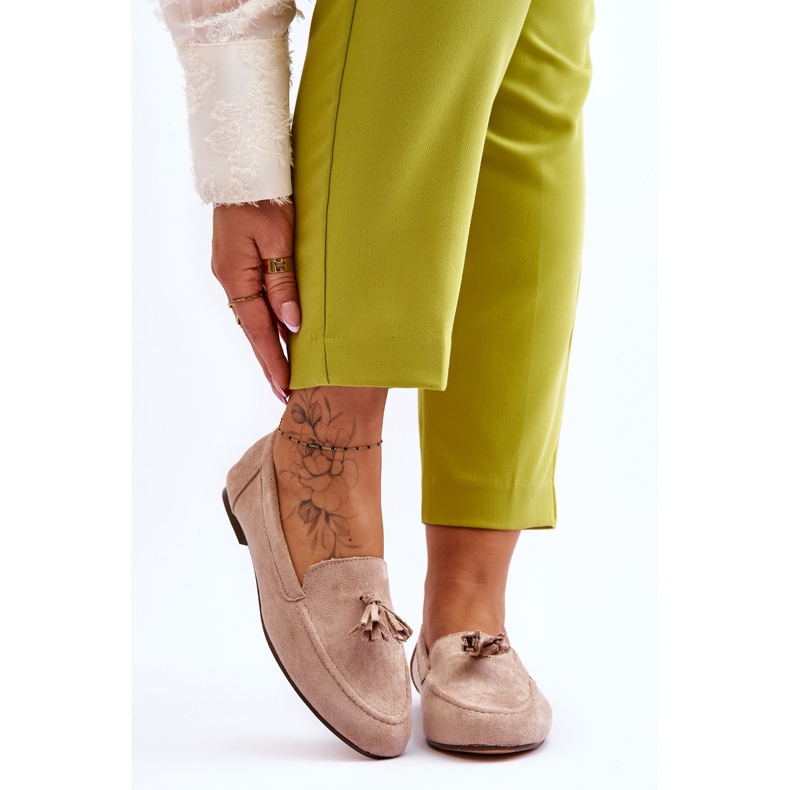 FB1 Klassiska loafers i mocka med tofsar Beige Averil 1