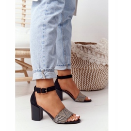 EVE Svarta smekmånadssandaler med flätad på en bar 3