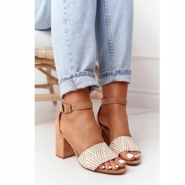 EVE Ljusbruna smekmånadssandaler med flätad på en bar beige 4