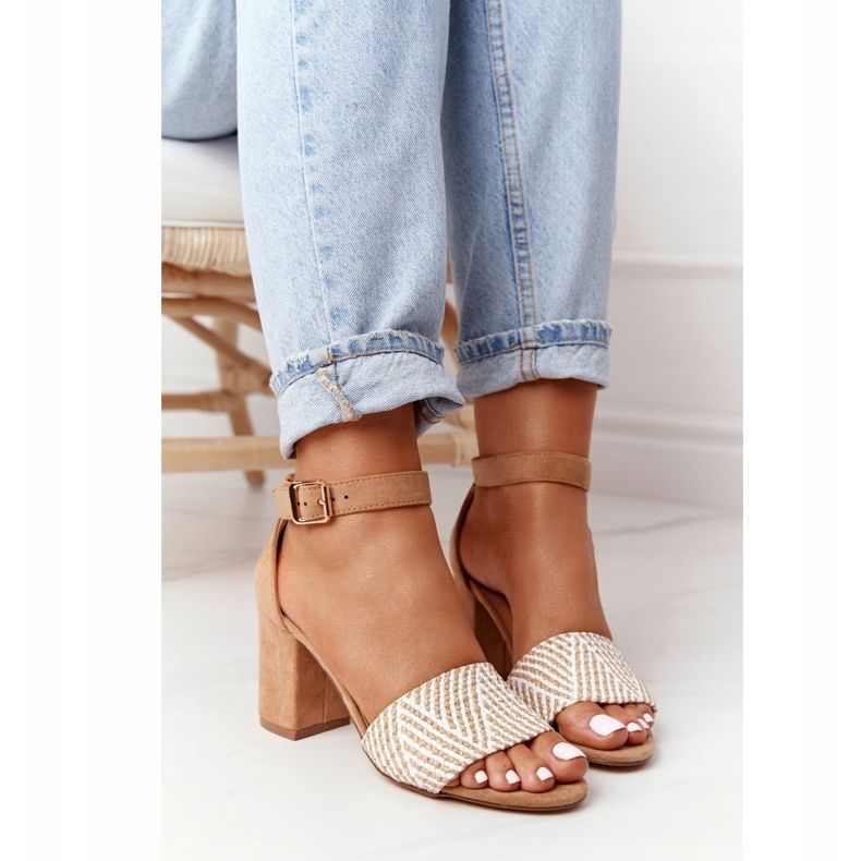EVE Ljusbruna smekmånadssandaler med flätad på en bar beige 4