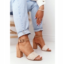 EVE Ljusbruna smekmånadssandaler med flätad på en bar beige 3