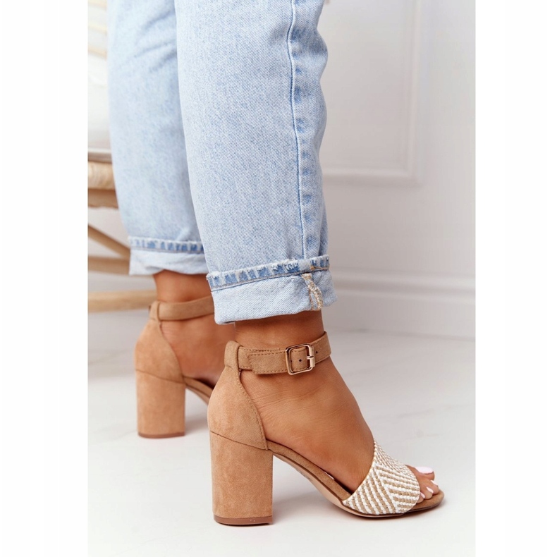 EVE Ljusbruna smekmånadssandaler med flätad på en bar beige 2