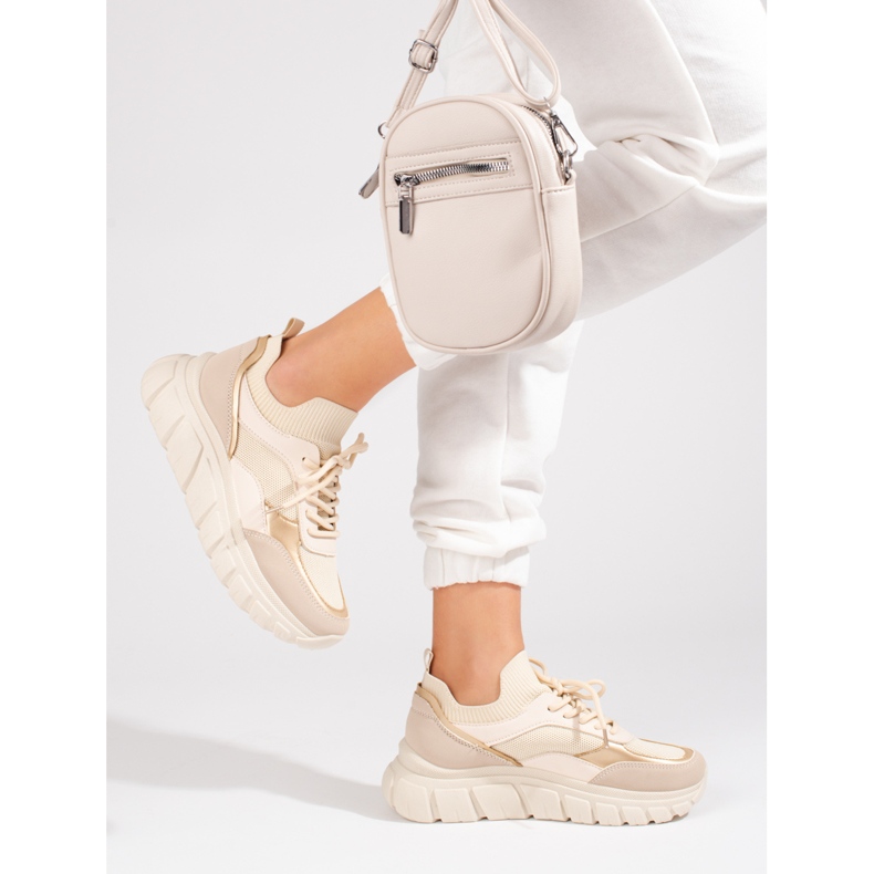 Kvinnors beige sneakers på en tjock sula Shelovet 2