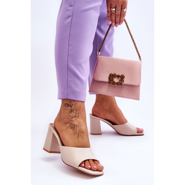 Klassiska tofflor i läder för kvinnor Beige Loara 2