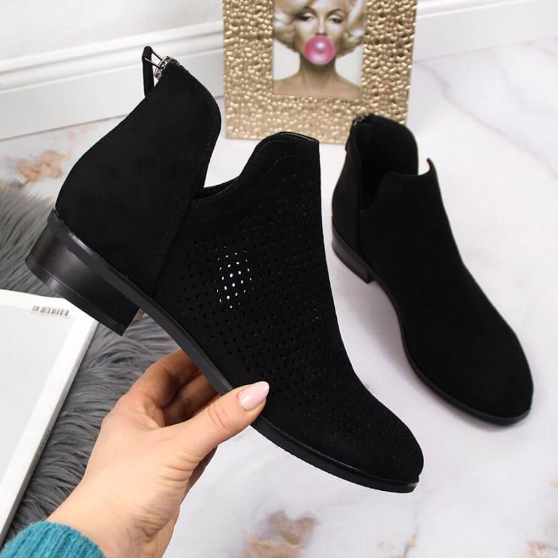 Kvinnors genombrutna stövlar i svart mocka W Vinceza 1