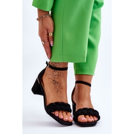 FB2 Högklackade mockasandaler med utsmyckade svarta azelaflätor 1