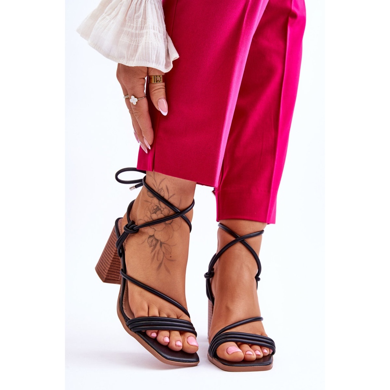 Kvinnors lädersandaler på klack Svart Seyna 1