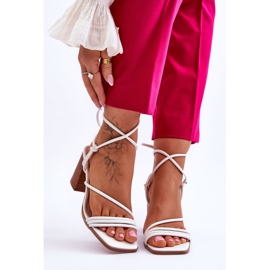 Kvinnors lädersandaler på klack Vit Seyna 1