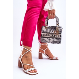 Kvinnors lädersandaler på klack Vit Seyna 2