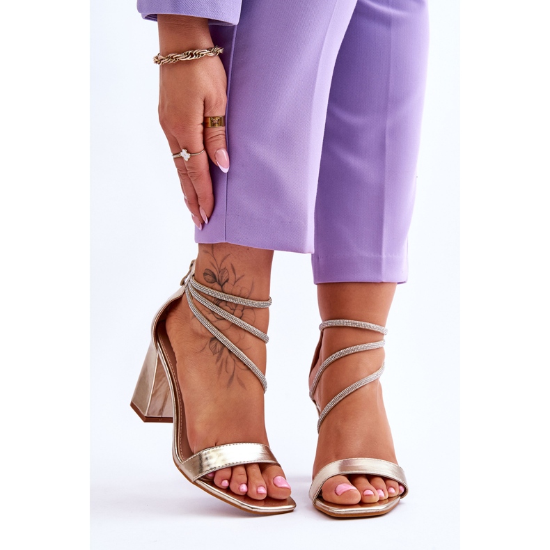 Fashionabla sandaler med gyllene carma zirkoner 1