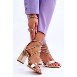 Fashionabla sandaler med gyllene carma zirkoner 2