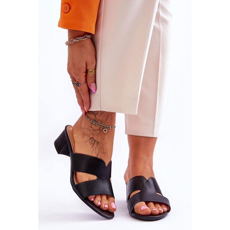 Klassiska lågklackade svarta lädersandaler Miley 1