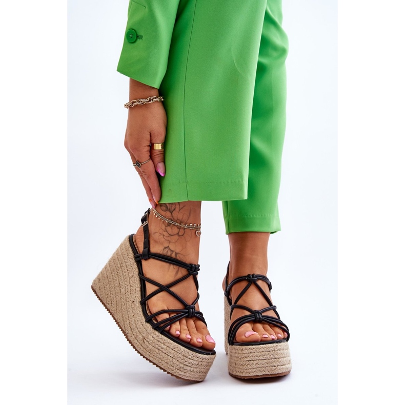 Fashionabla kilsandaler med flätad svart Nessia 1