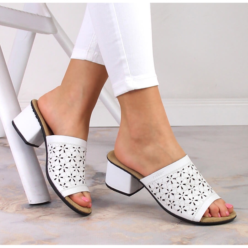 Rieker 64681-80 läder, genombrutna vita sandaler med klack för kvinnor 1