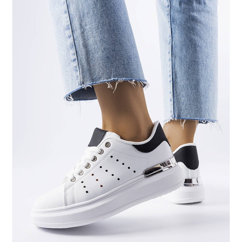 Vita sneakers med färgad Chalut-perforering 1