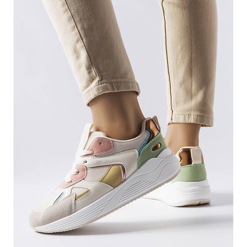 BM Beige sneakers i blandade material från Riel 1