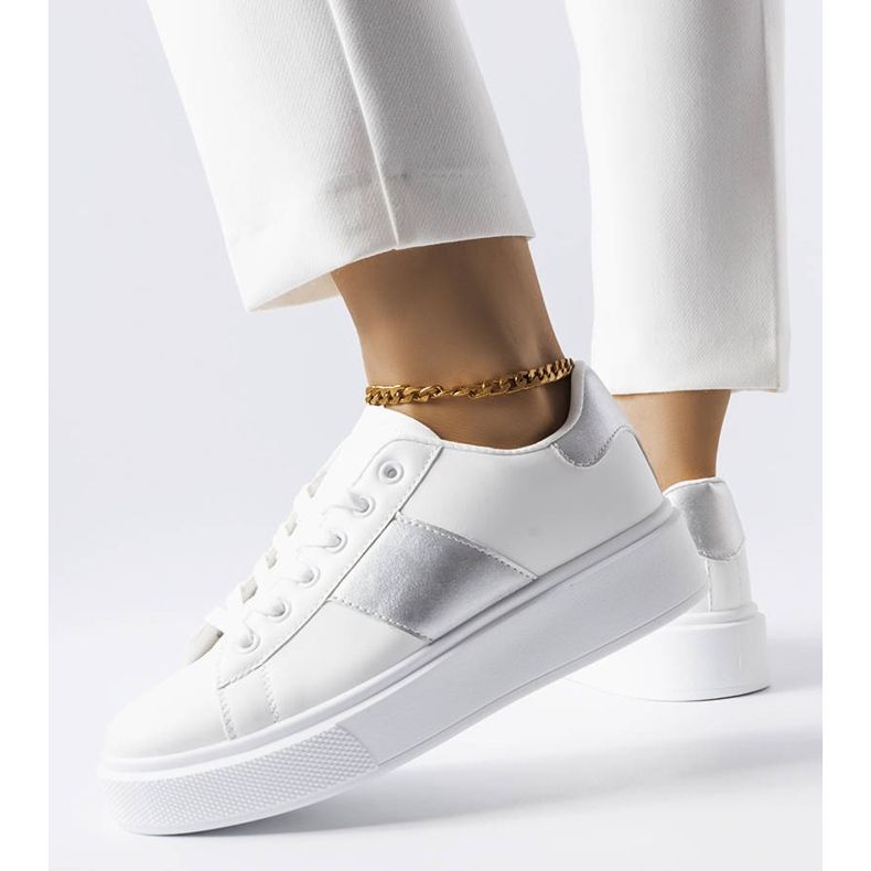 Vita sneakers med silverrand från Aurélie 2