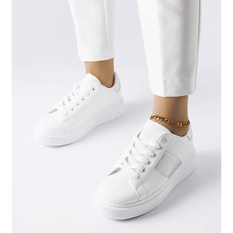 Vita sneakers med silverrand från Aurélie 1