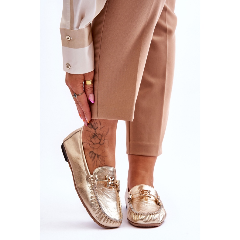 Klassiska läder loafers med dekoration Laura Messi 2459 guld gyllene 1