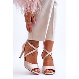 Sergio Leone Fashionabla sandaler på en beigelackad högklackad Loressa 1