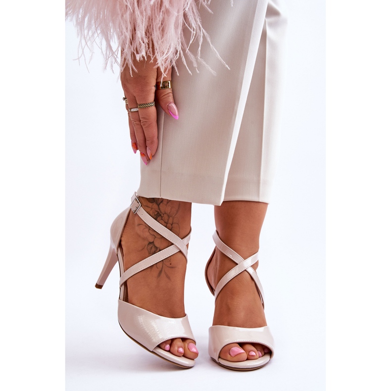 Sergio Leone Fashionabla sandaler på en beigelackad högklackad Loressa 1