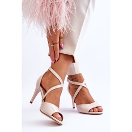 Sergio Leone Fashionabla sandaler på en beigelackad högklackad Loressa 2