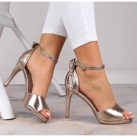 Guldlackade stiftsandaler Potocki YQ21037 gyllene 1