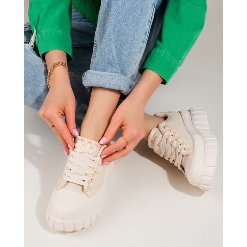 Creamsneakers för kvinnor på en hög Shelovet-plattform beige 1