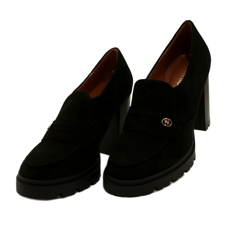 Evento Fashionabla mockasiner på plattformen och svart bar 3