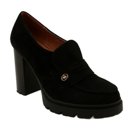 Evento Fashionabla mockasiner på plattformen och svart bar 1