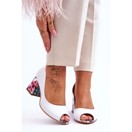 Lewski Shoes Läderpumpar med dekorativ klack Leski-skor 2608/K Vita ärtor 1