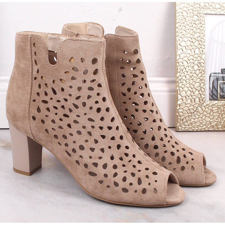 Kvinnors vårbeige genombrutna stövlar på stolpen Jezzi 2