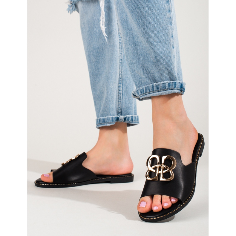 Eleganta svarta flip flops med ett shelovet-spänne 1