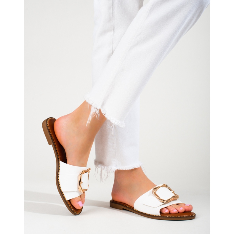Vita eleganta flip flops med ett Shelovet-spänne 2