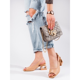 Beige sandaler med låg dekorativ klack från Vinceza 1