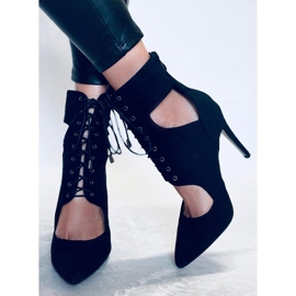 Stövlar utskurna på en Demi Nero-stift svart 1