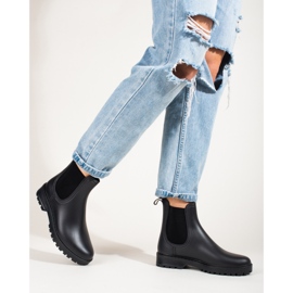 Svarta stövlar med tjocka sulor från Shelovet 1