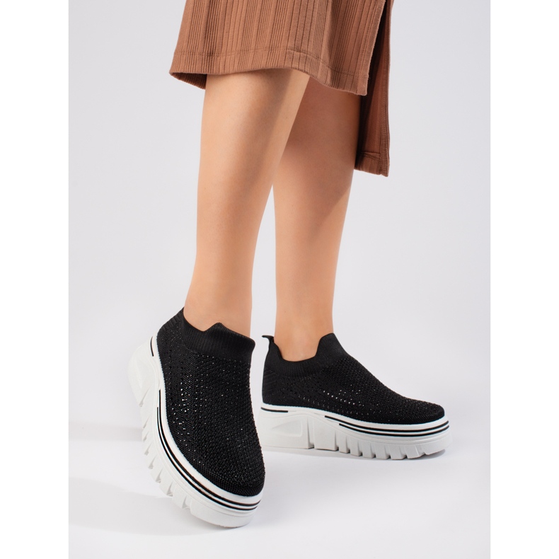 Textilsvarta sportskor med tjock sula från T.Sokolski 2