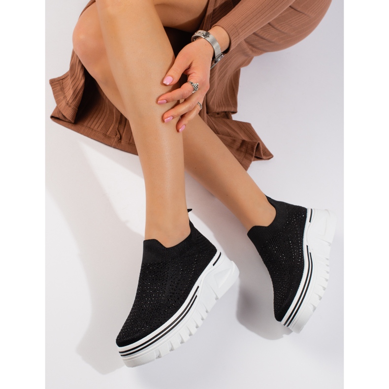 Textilsvarta sportskor med tjock sula från T.Sokolski 1