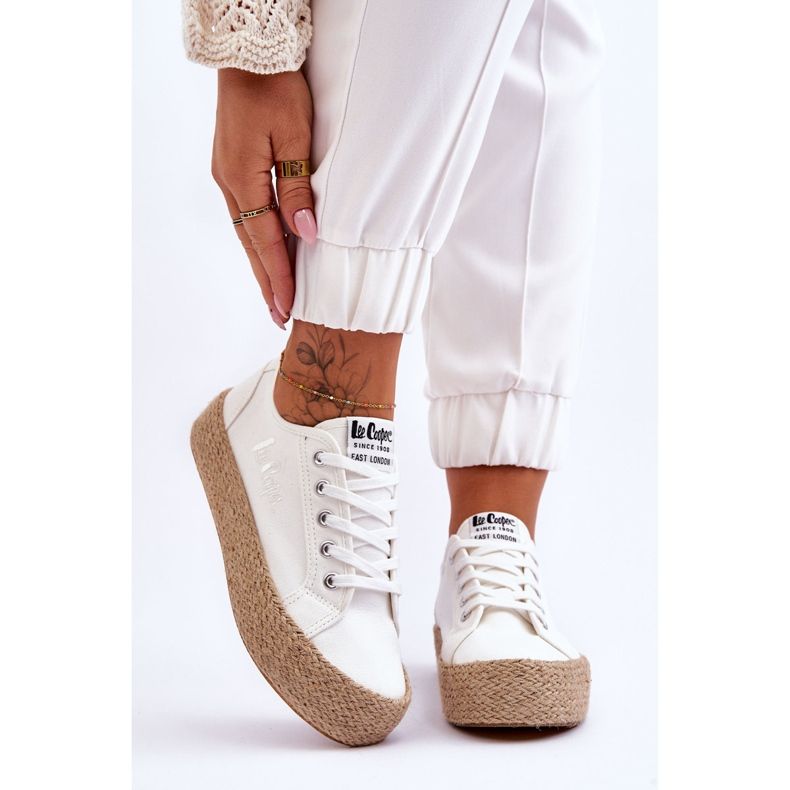 Fashionabla flätade sneakers Lee Cooper LCW-23-31-1796L Vit 1
