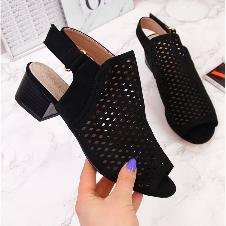 Genombrutna sandaler för kvinnor svarta Sabatina DM19-27 2