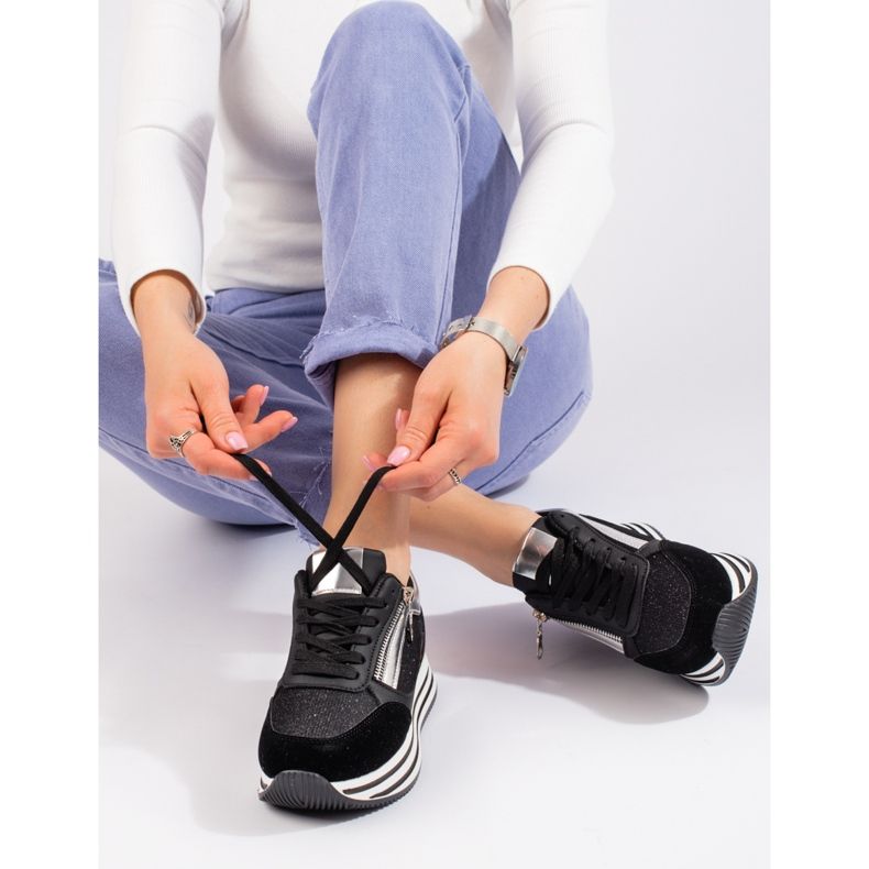 Svarta sneakers på Shelovet-plattformen 1