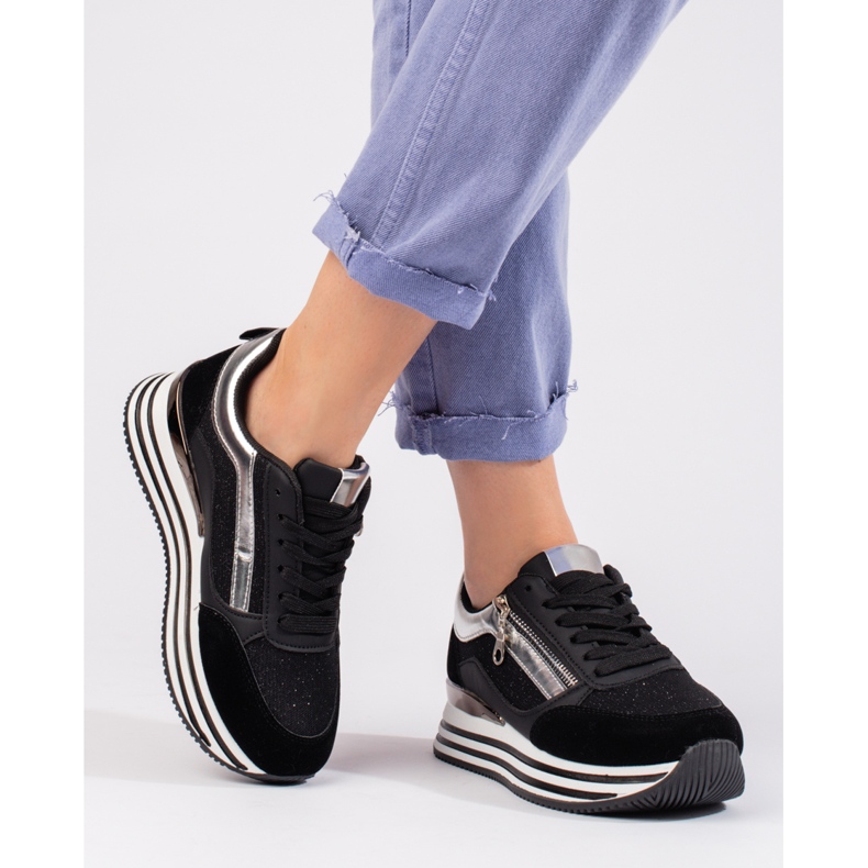 Svarta sneakers på Shelovet-plattformen 2