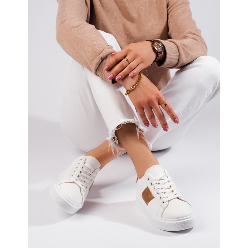 Vita damsneakers på Shelovet-plattformen 1