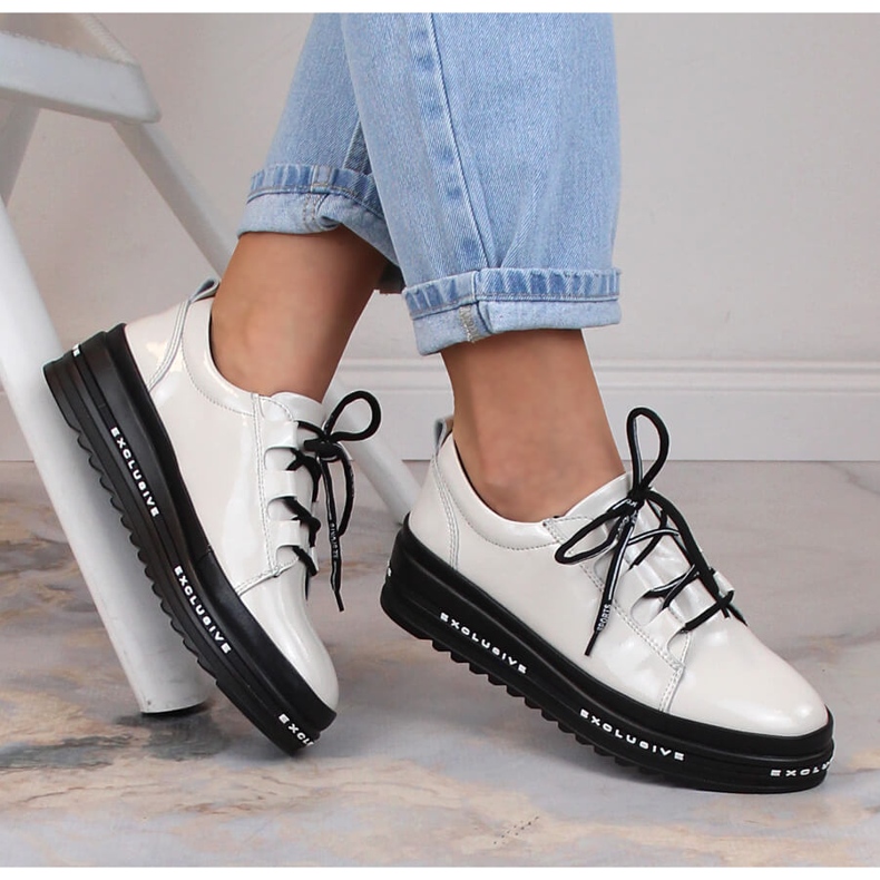 Läderlackerade bekväma skor på den beige plattformen S.Barski LR29592 1