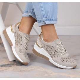 Damskor i lädermocka på en beige genombruten kil Filippo DP4669 1