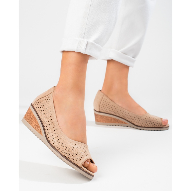 W. Potocki Kvinnors genombrutna mocka wedge pumps Potocki beige 1